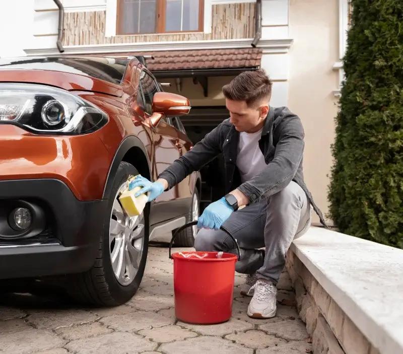 Lavage auto à domicile Pontonx-sur-l'Adour : professionnel intervenant sur un véhicule